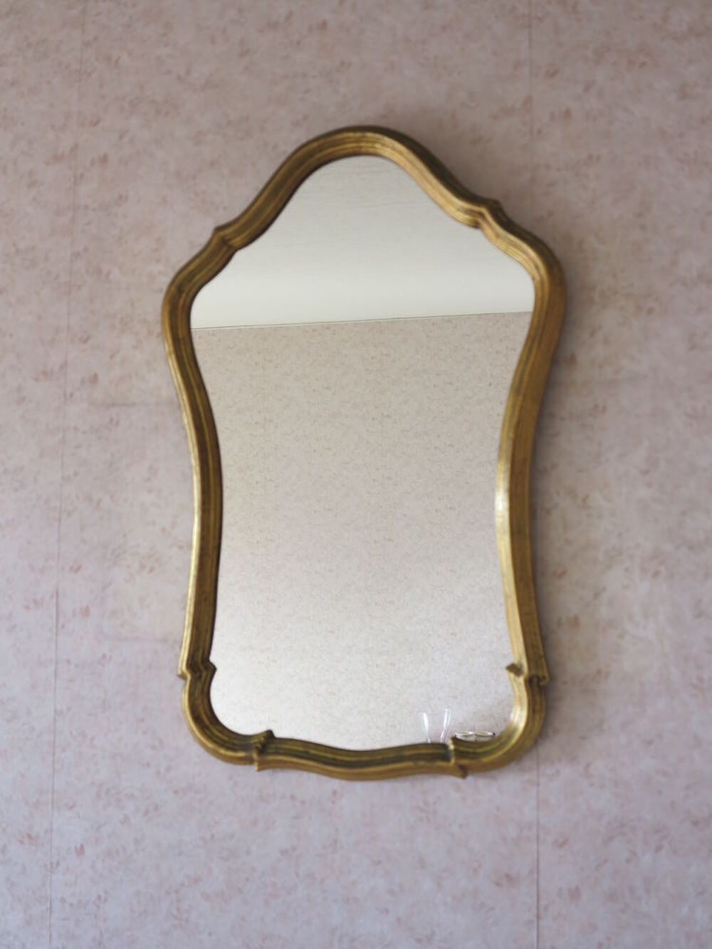 Miroir cadre en bois dor&eacute; de forme libre Décoration