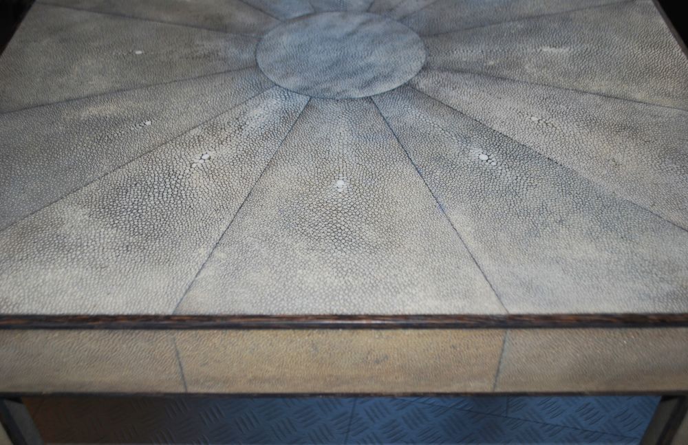 Petite table carr&eacute;e en galuchat de style art d&eacute;co "Collector Meubles