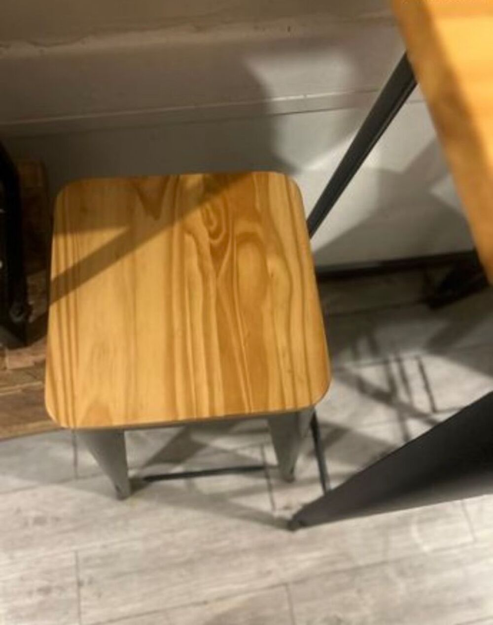 Table haute carr&eacute;e bois et acier SKLUM Meubles