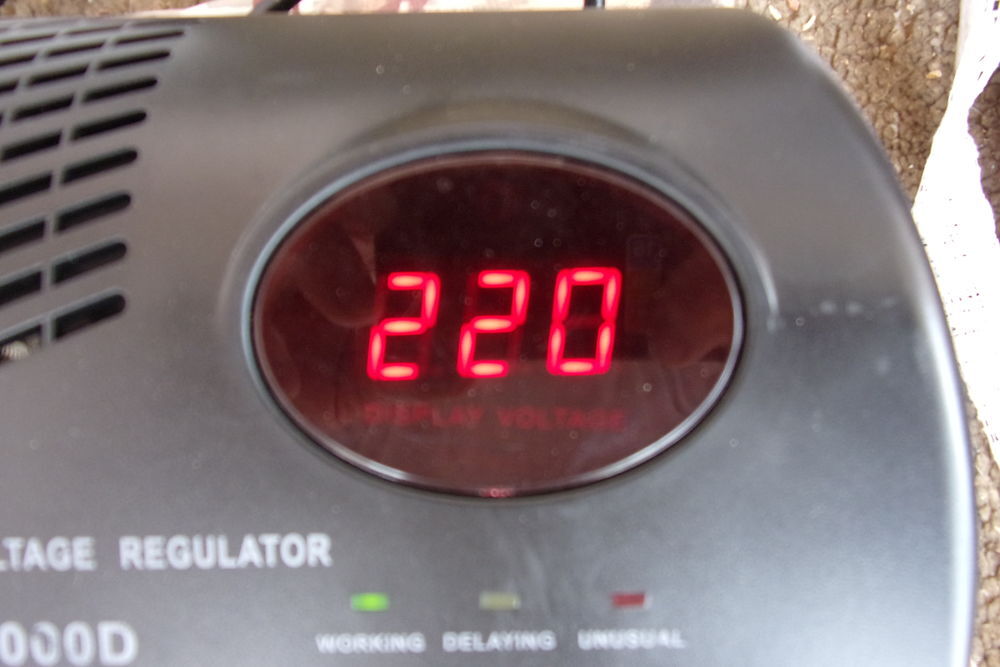 R&eacute;gulateur stabilisateur de courant 220 volts Bricolage