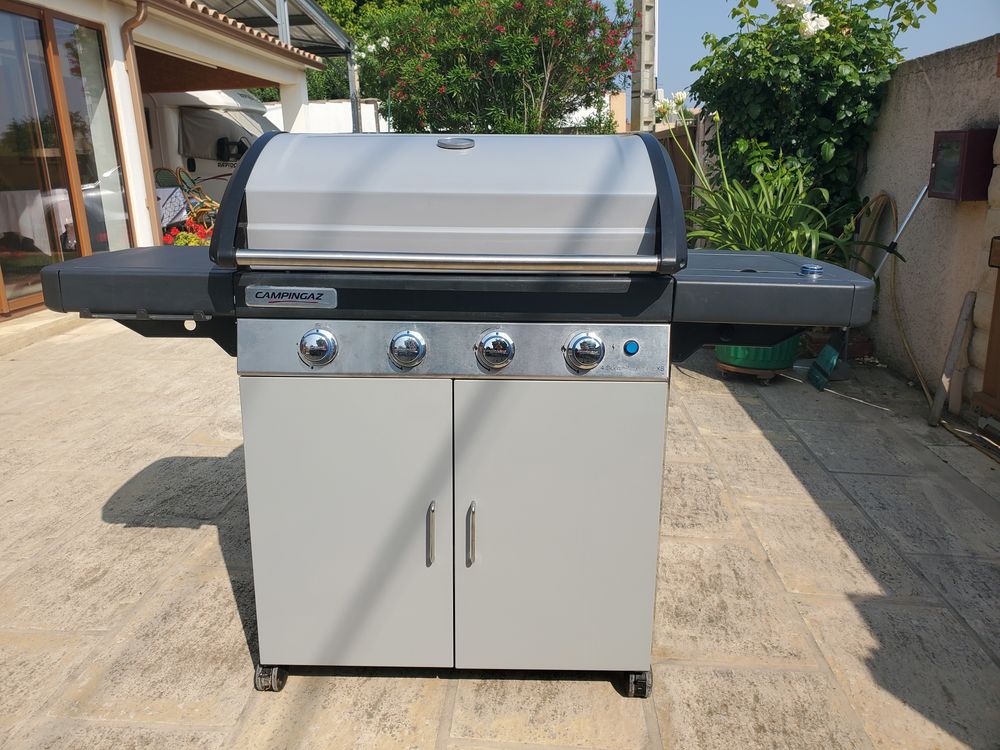 barbecue/plancha Camping Gaz quatre br&ucirc;leurs. Jardin