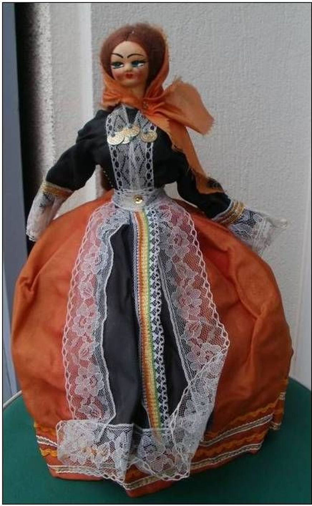 Poupee folklorique ancienne, t&ecirc;te en carton Jeux / jouets