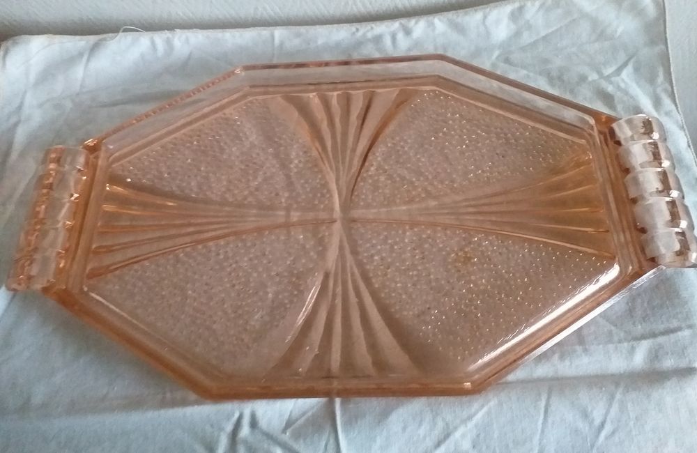 Service &agrave; liqueur en verre de couleur rose, 6 verres, 1 bouteille, 1 plateau Décoration