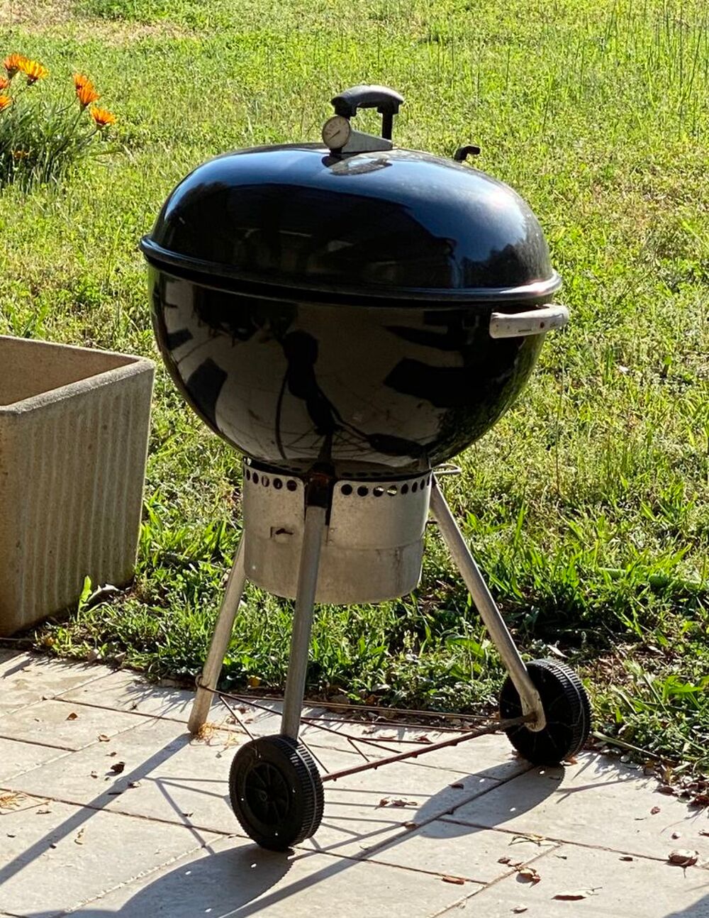 Barbecue &agrave; charbon noir avec couvercle WEBER &amp; aspirecendre Jardin