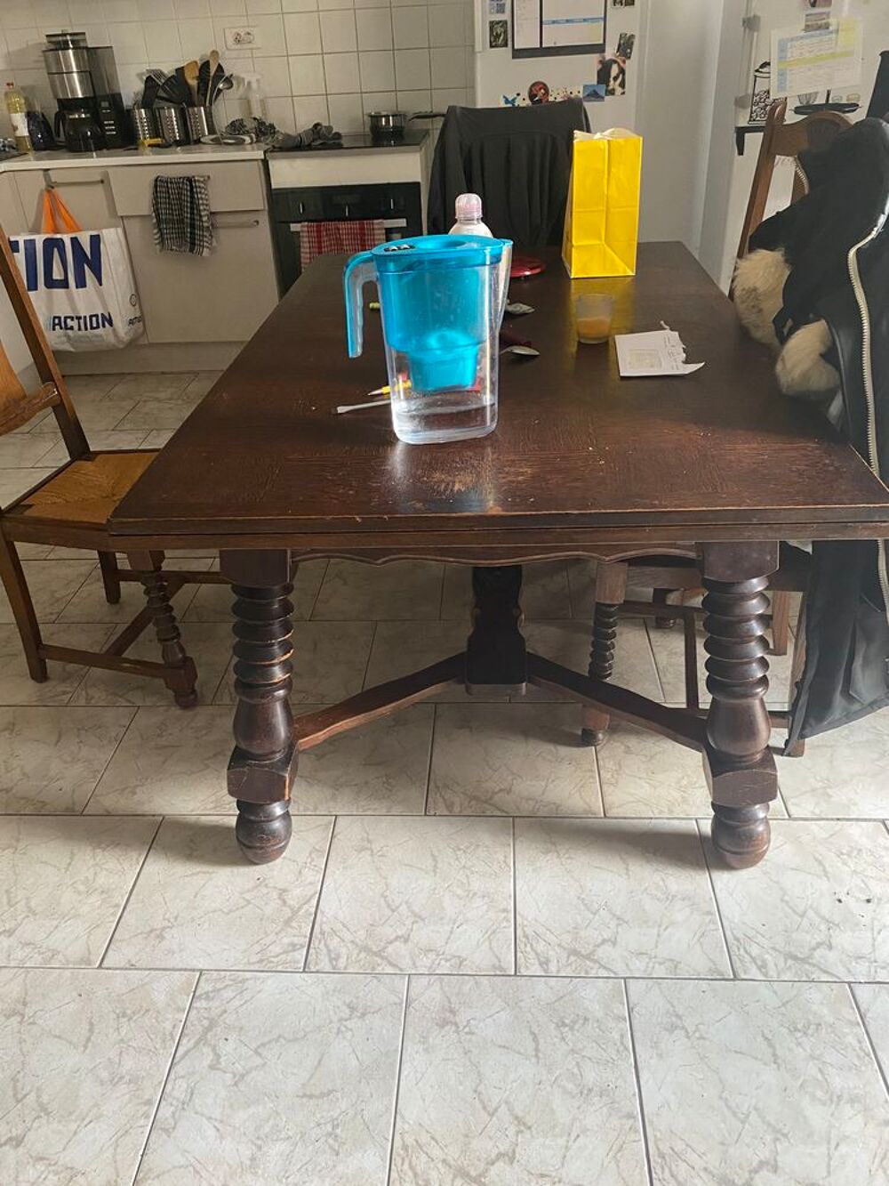 des meubles anciens en ch&ecirc;ne et une grande armoire. Meubles