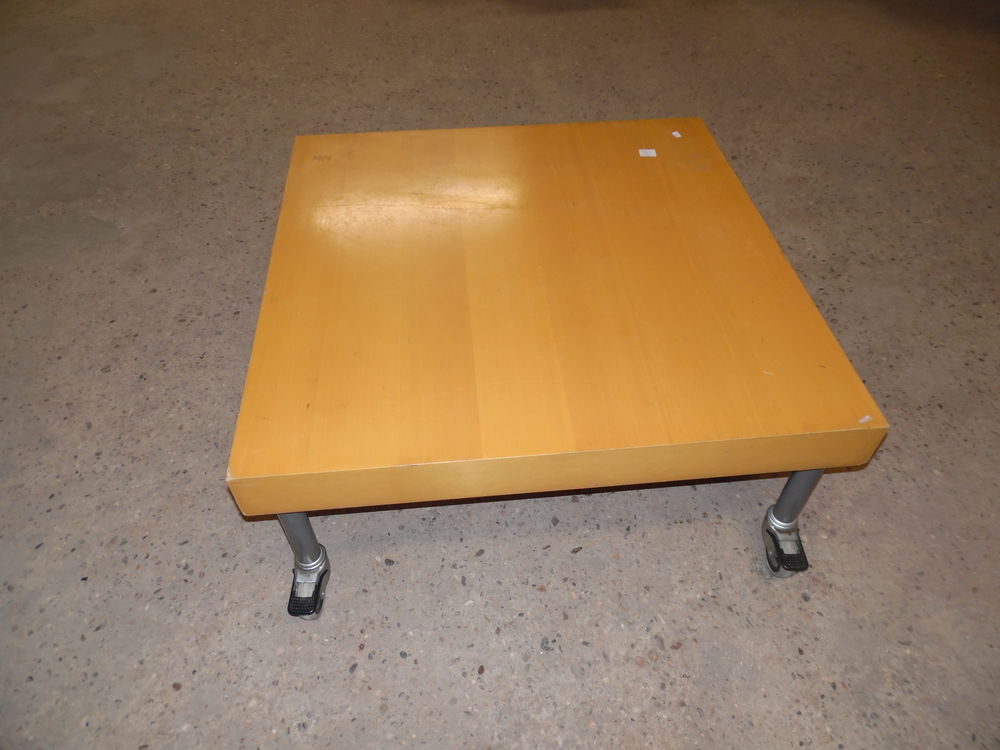 TABLE BASSE SUR ROULETTES Meubles