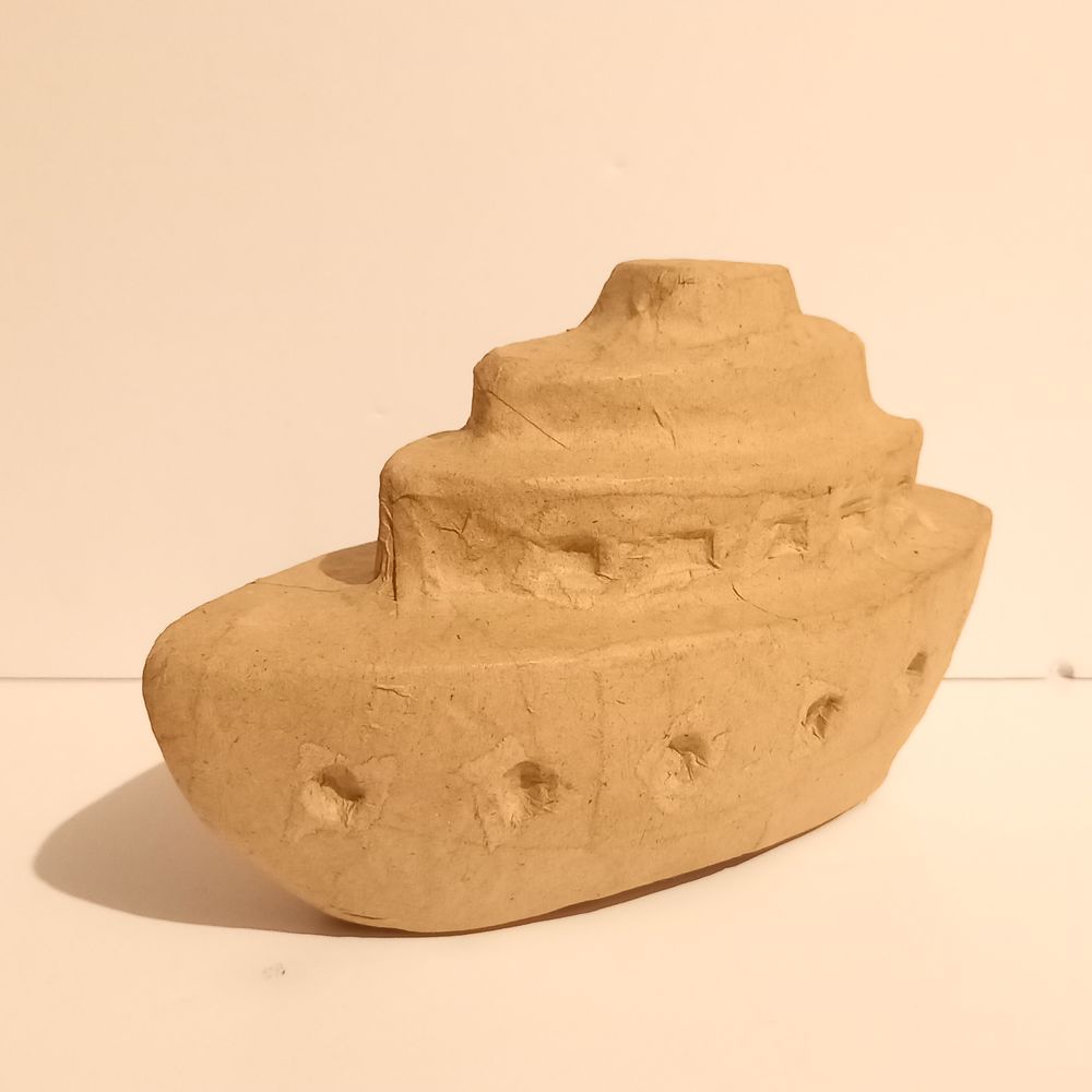 Une tirelire bateau &agrave; d&eacute;corer, en papier m&acirc;ch&eacute; , pour parti Décoration