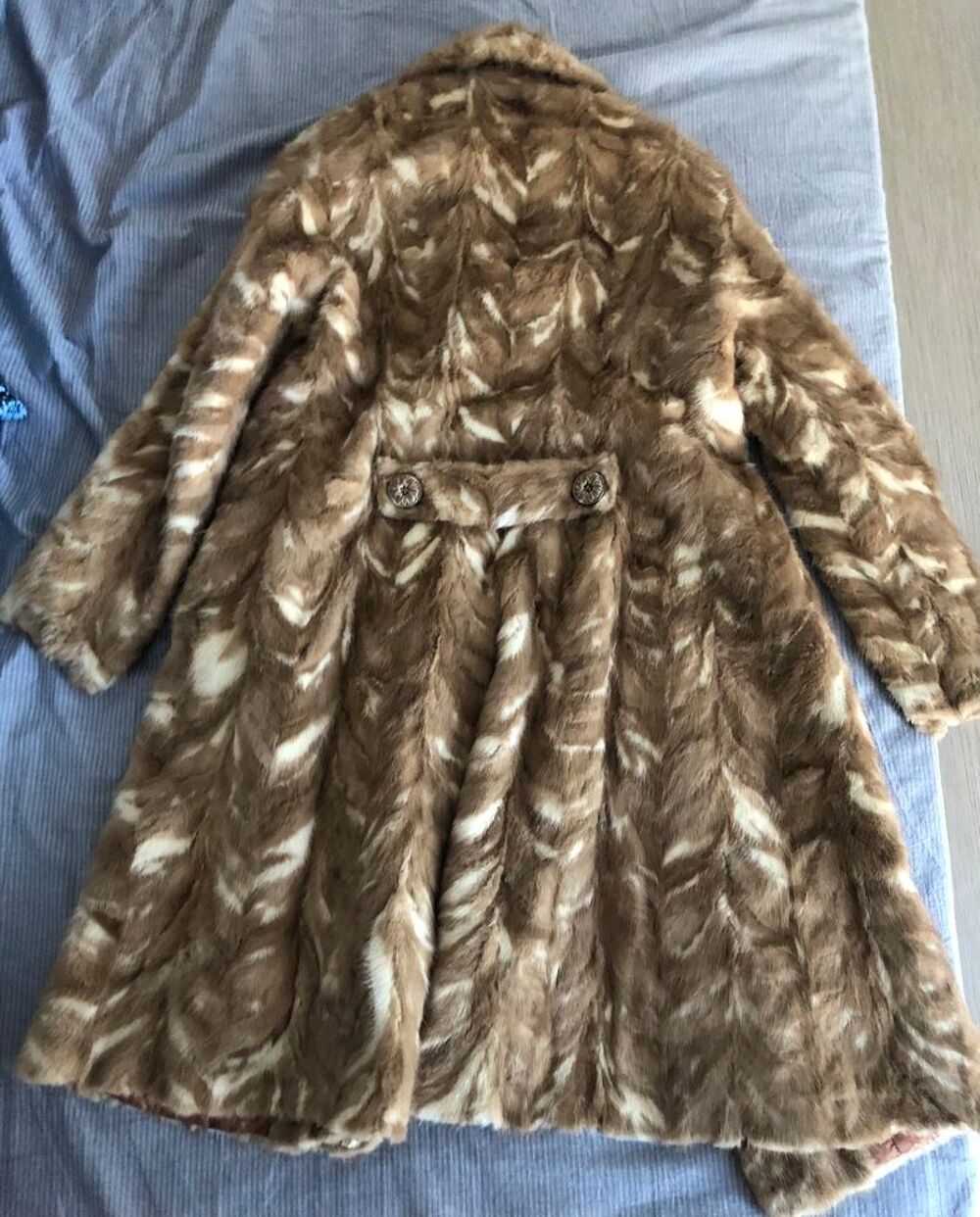 Manteau en v&eacute;ritable fourrure de bison. Vêtements