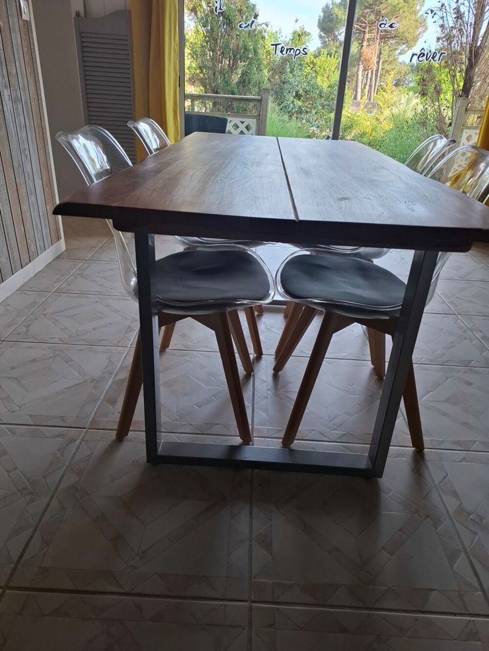 Table salle &agrave; manger. Plateau bois massif. Meubles