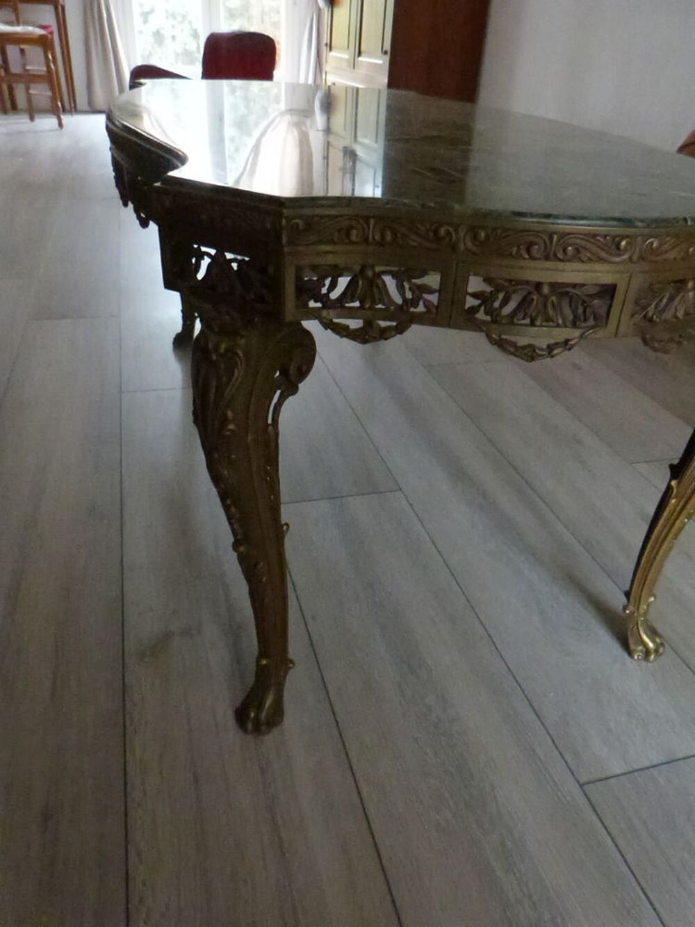 Table basse en marbre. Meubles