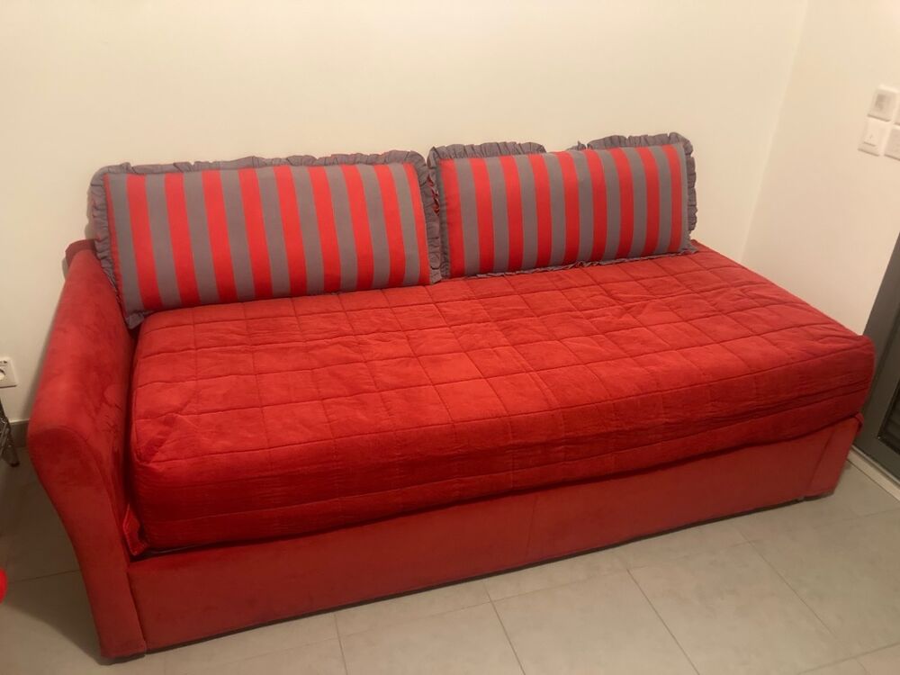 Canap&eacute;-lit rouge confortable avec coussins Meubles