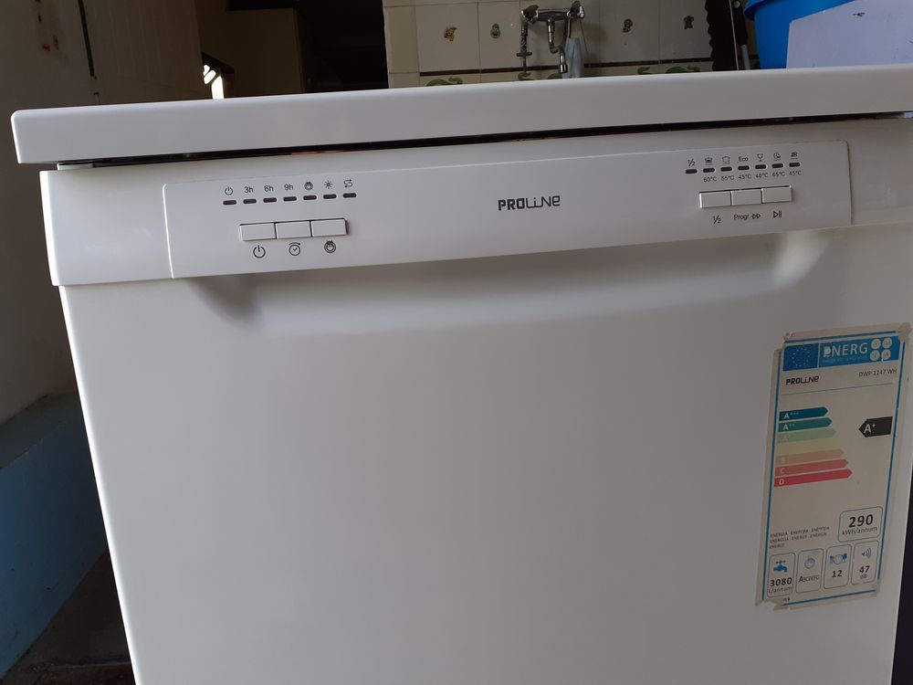 un lave-vaisselle de marque PROLINE Electroménager