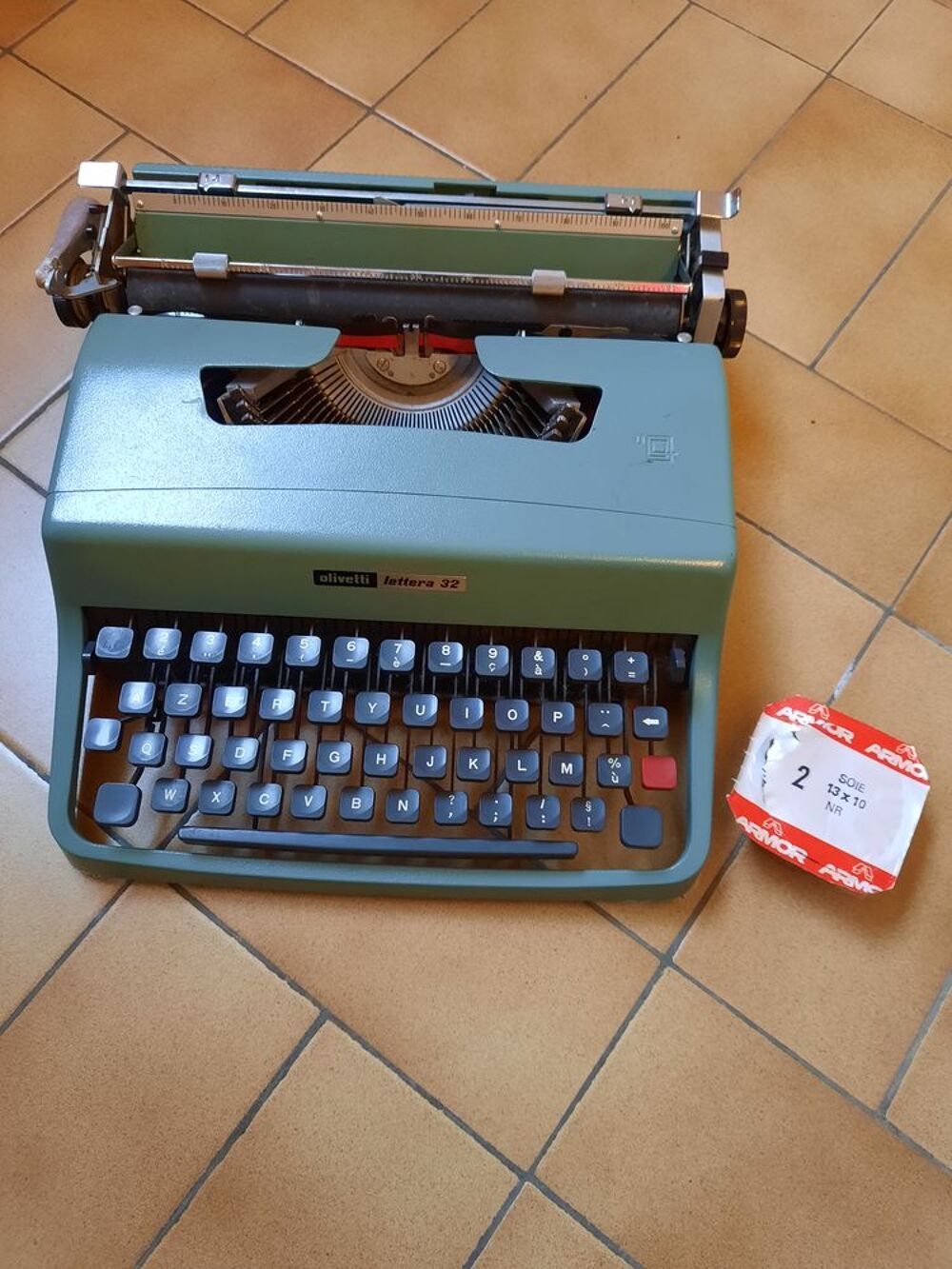 Machine &agrave; &eacute;crire olivetti 