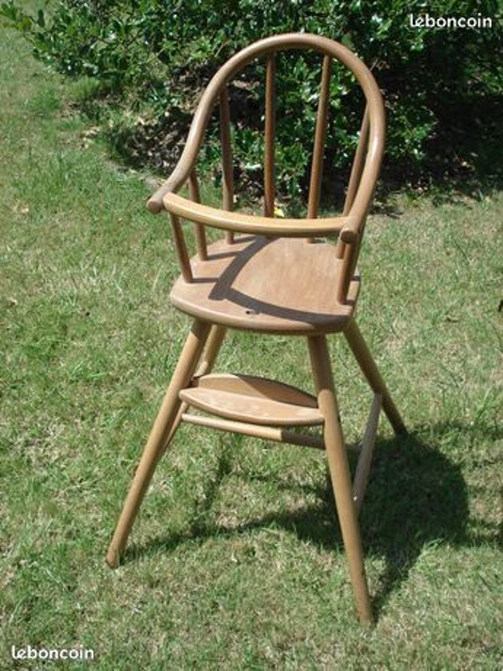 tr&egrave;s beau fauteuil en bois vintage et autres chaises Jardin
