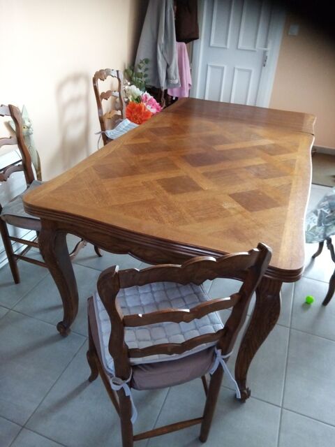 Table de salle à manger avec 4 chaises plus 2 rallonge 85 Créances (50)
