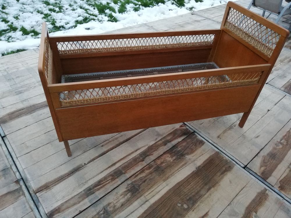 Lit b&eacute;b&eacute; ancien bois et osier Mobilier enfants