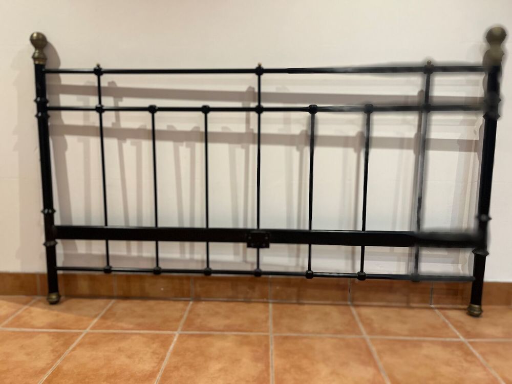 T&ecirc;te de lit m&eacute;tal noir et laiton Meubles