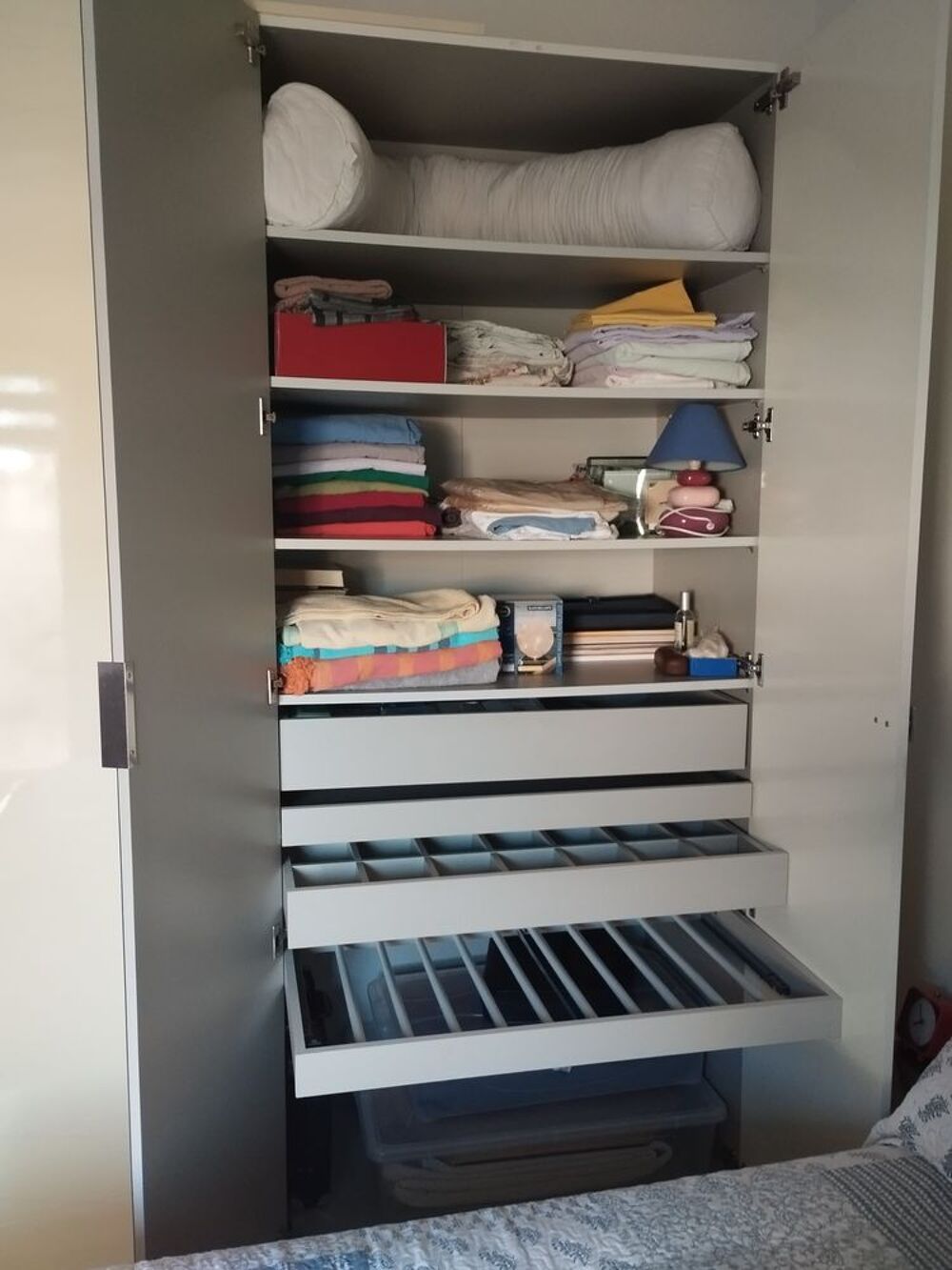 Grande armoire dressing Altea. Marque Alin&eacute;a .
Bien &eacute;quip&eacute;e. Meubles