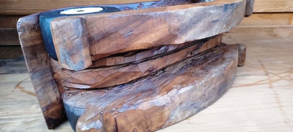 Voitures &agrave; bascule Pi&egrave;ces uniques taill&eacute;es dans du bois 
Jeux / jouets