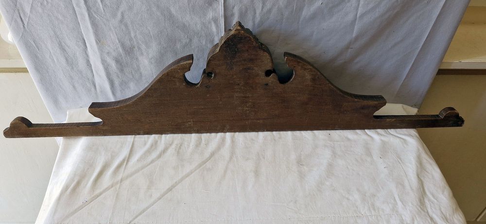 Ancien fronton sculpt&eacute; en bois ch&egrave;ne
Longueur 95cm
Décoration
