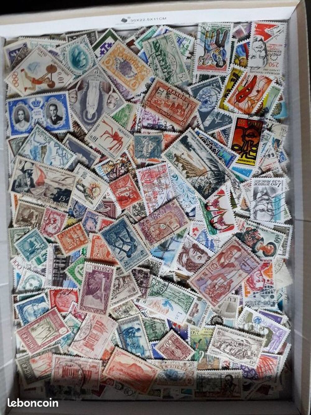 gros lot de 800 timbres monde - 