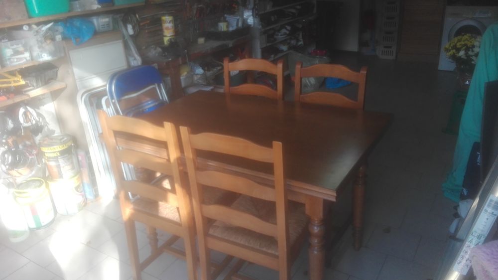 Belle table avec ses 4 chaises. Meubles