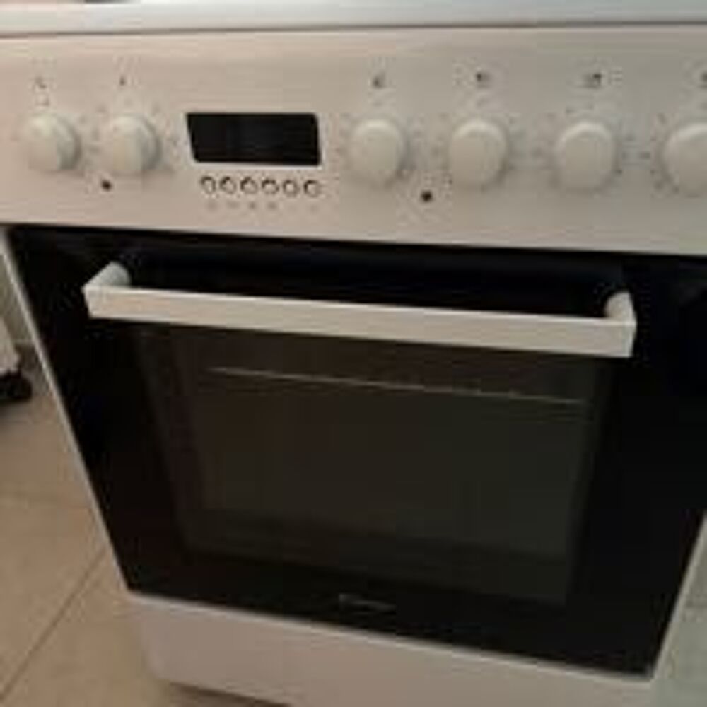 cuisini&egrave;re vitroc&eacute;ramique avec four Electroménager