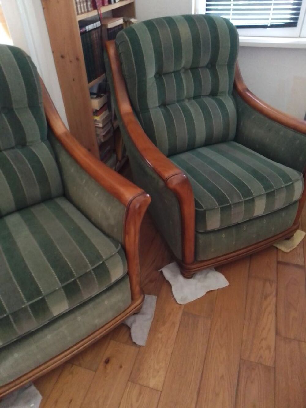 Deux fauteuils merisier massif et tissu velours Meubles