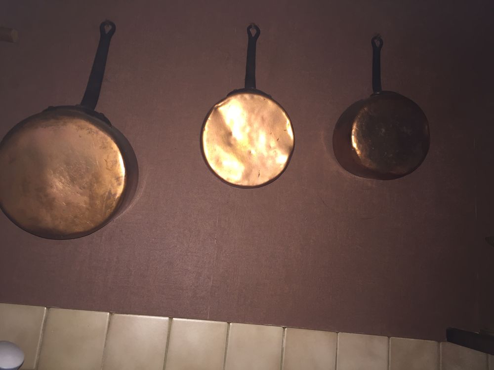  Nombreux meubles, batteries de cuisine tout en cuivre, Meubles