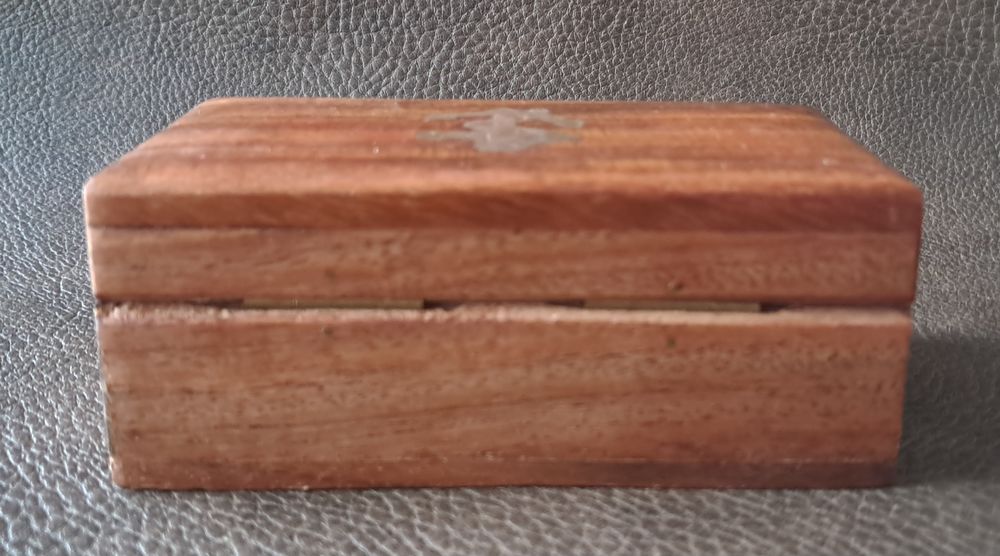 bo&icirc;te en bois avec ancre de marine en laiton incrust&eacute;e Décoration