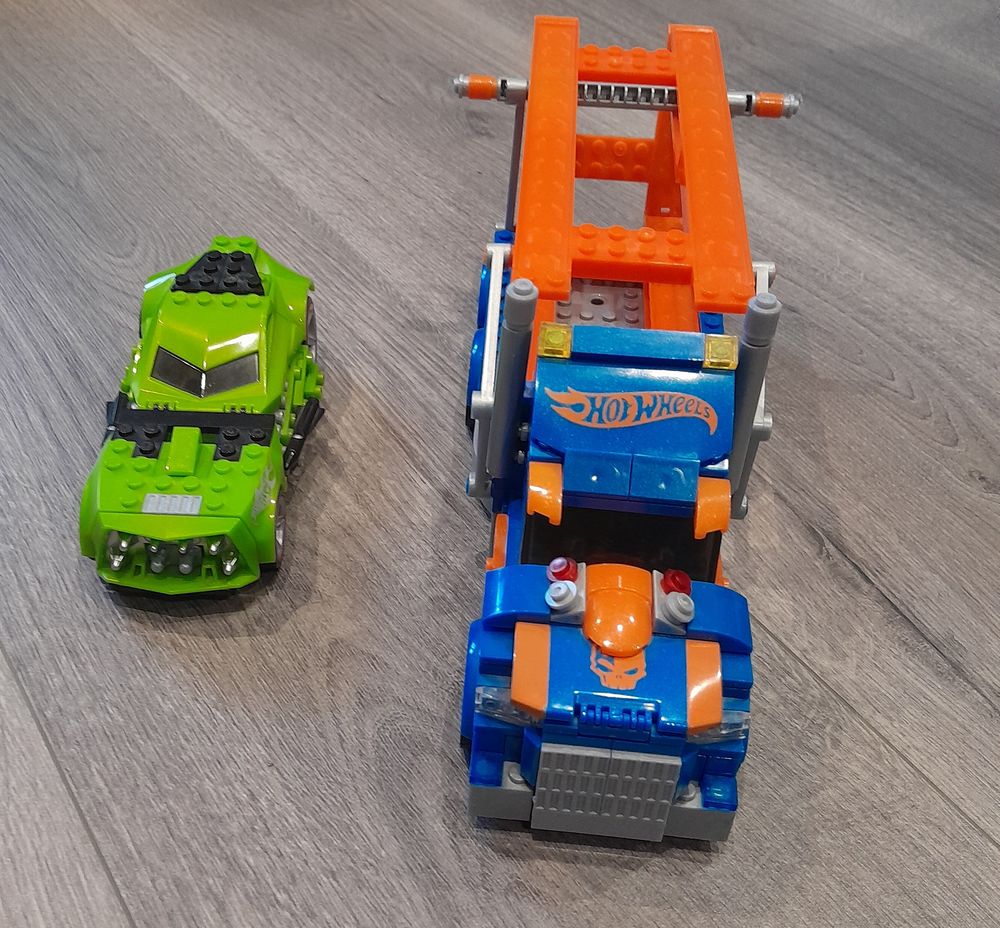 L&eacute;go city la poursuite en moto et Mega Bloks Hot Wheels cami Jeux / jouets