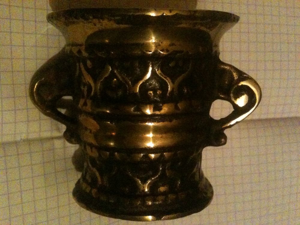 Beau et Ancien mortier en bronze &agrave; oreilles, cisel&eacute; Décoration