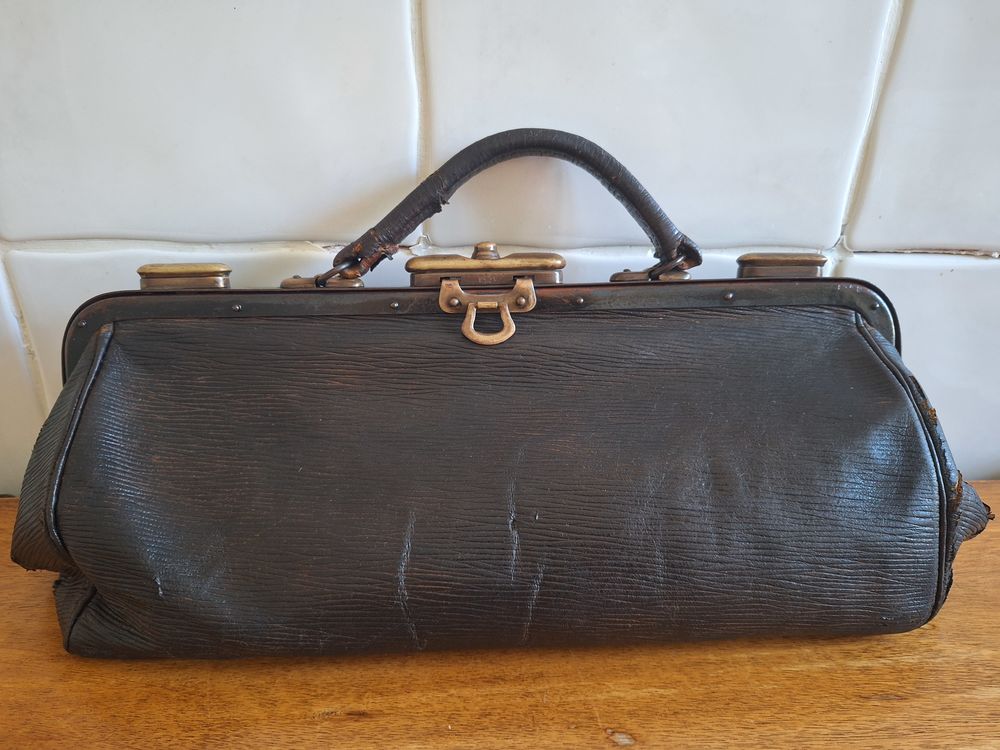 Ancien sac en cuir de docteur Maroquinerie
