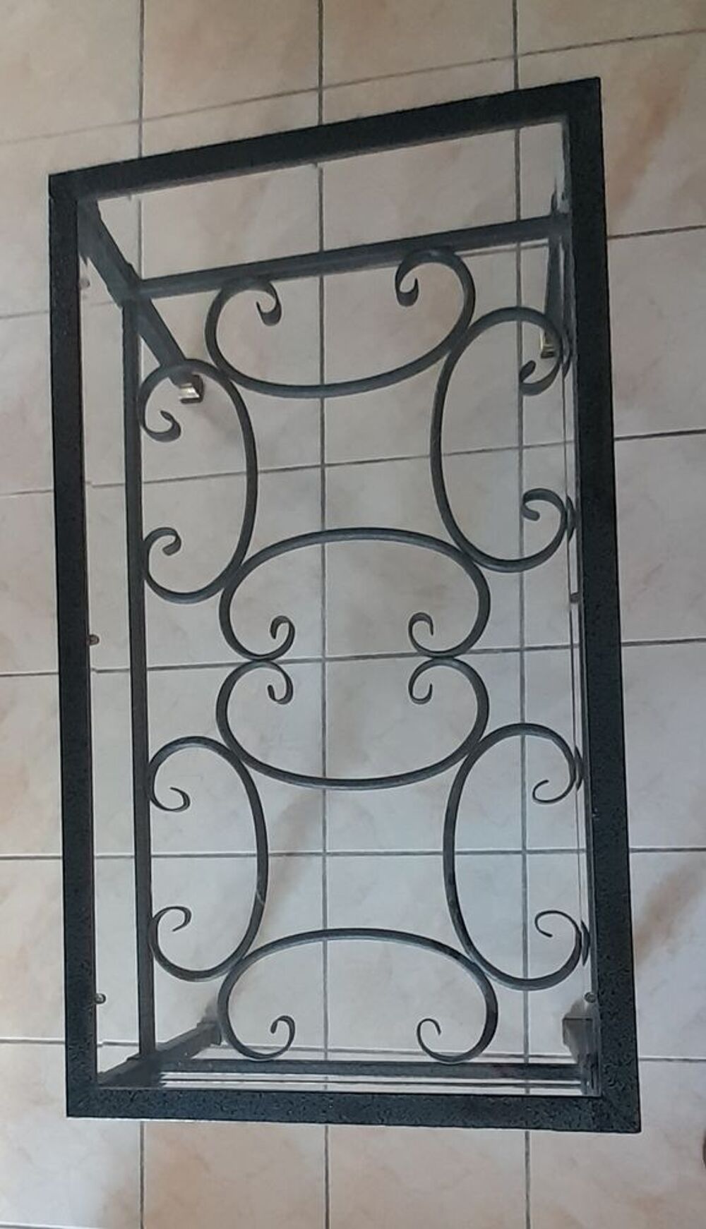 Table basse en fer forg&eacute; avec plateau en verre.
Meubles