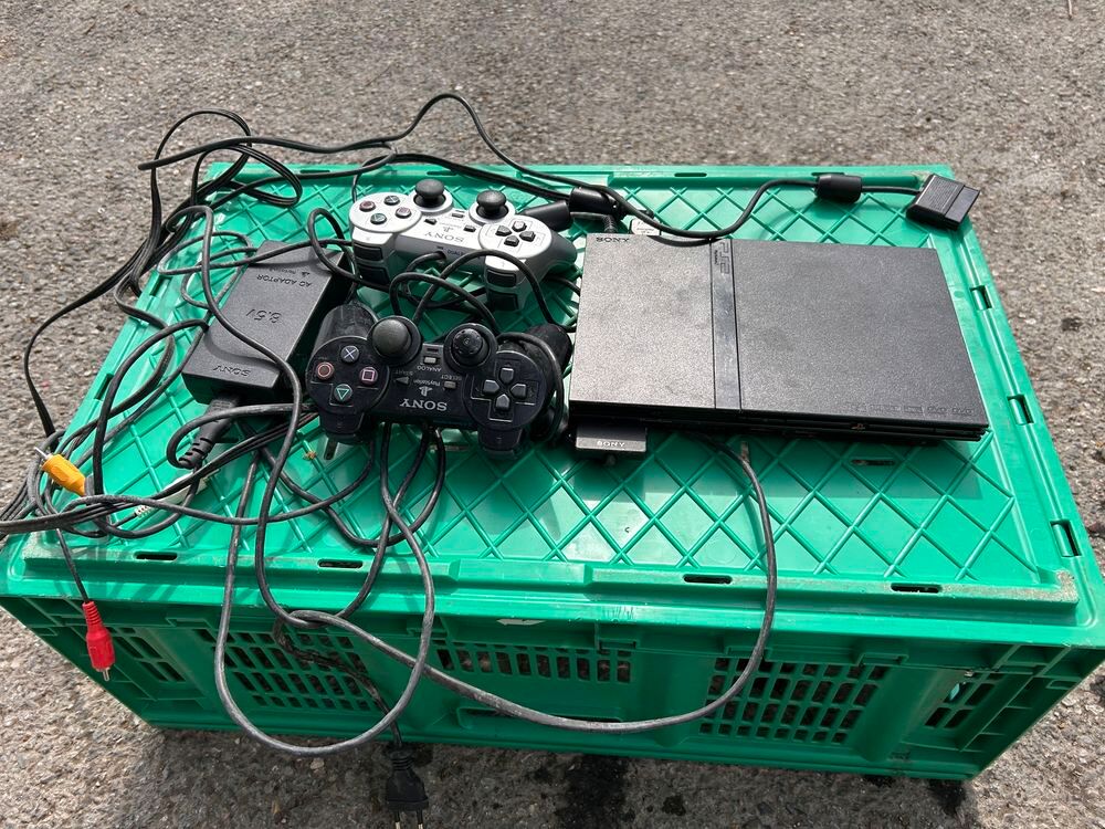 PS2 avec deux manettes Consoles et jeux vidéos