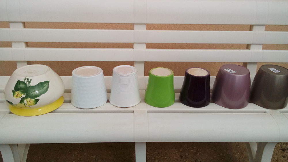 un lot de 7 pots en c&eacute;ramique et pvc neufs . Bricolage