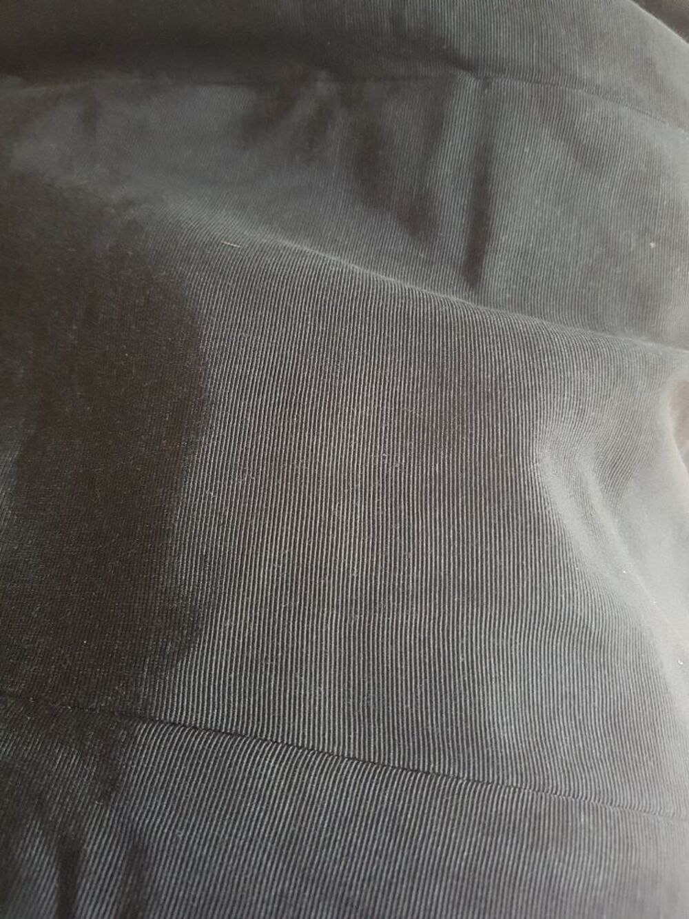 Manteau noir satin&eacute; l&eacute;ger, vintage, en bon &eacute;tat
Vêtements