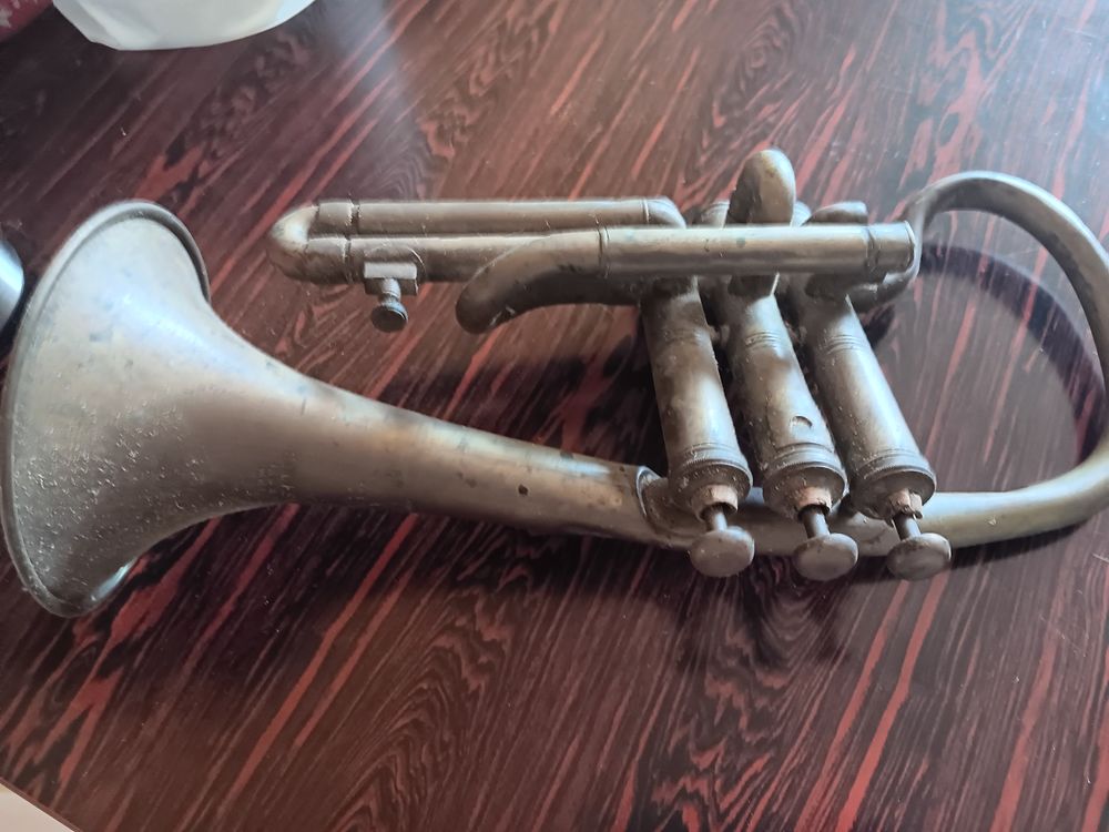 Trompette ancienne a restaurer. Instruments de musique