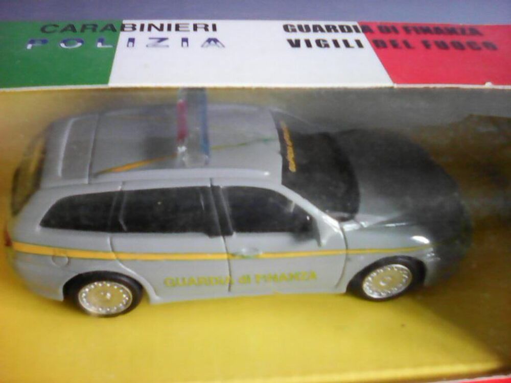 Voiture Alfa Rom&eacute;o Break Carabinieri Guardia Finanza 1/43 