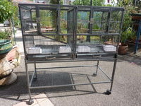   CAGE D OISEAUX SUR ROULETTES 