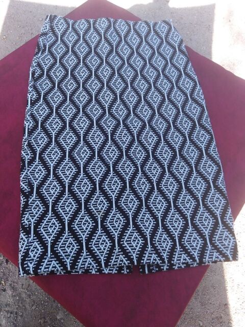 Jupe noire et blanche taille S Avermes (03)