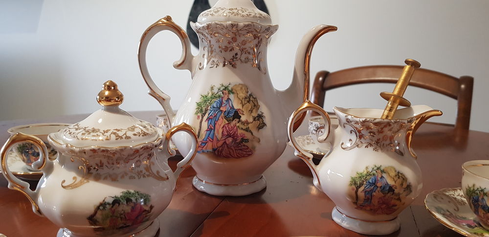 Service &agrave; caf&eacute; en porcelaine 