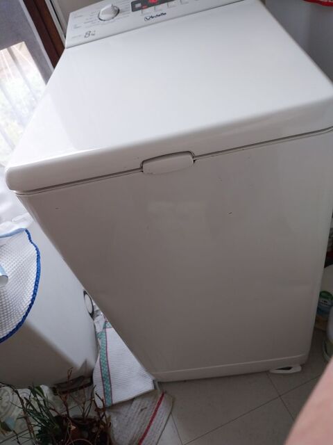 Machine à laver de la marque VEDETTE  12 tours/8 kg
49 Rueil-Malmaison (92)