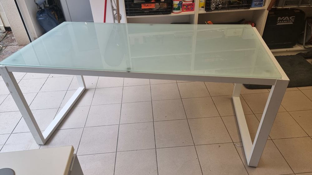 Grande table en verre tremp&eacute; 
Meubles