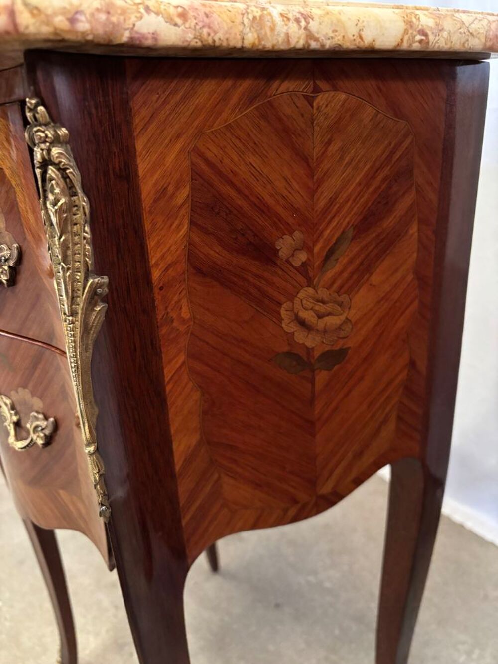 Ensemble Louis XV ? Commode galb&eacute;e &amp; paire de chevets Meubles