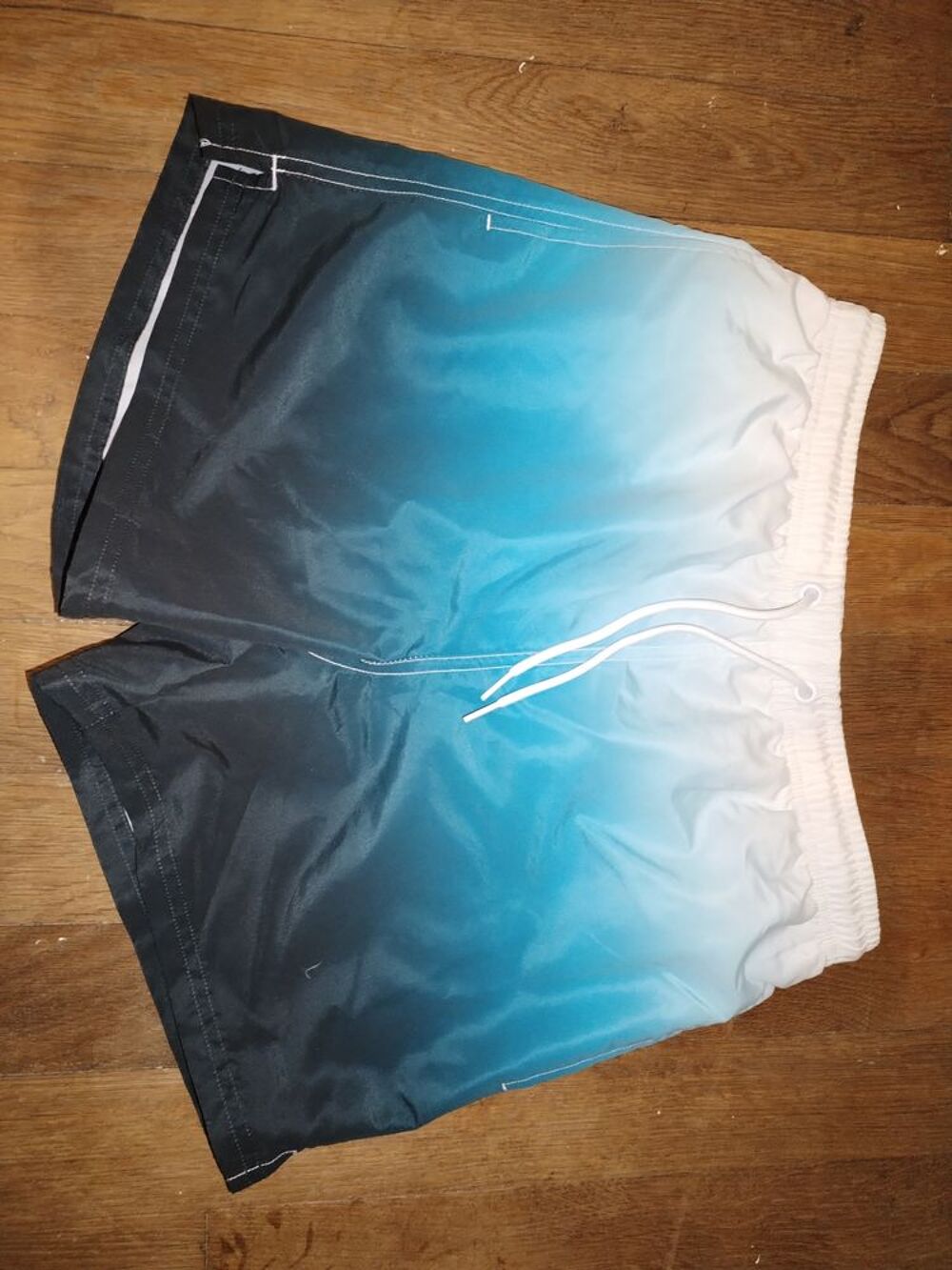 Short de plage (taille S)
Vêtements