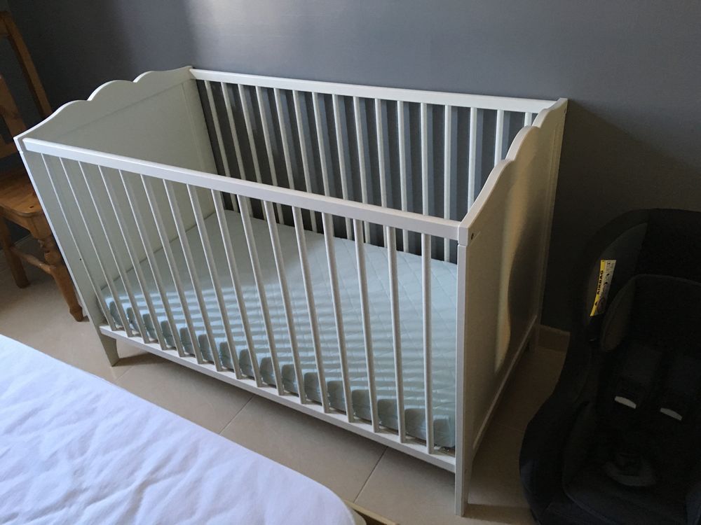 Lit b&eacute;b&eacute; avec matelas &agrave; ressorts et literie compl&egrave;te. 
Mobilier enfants