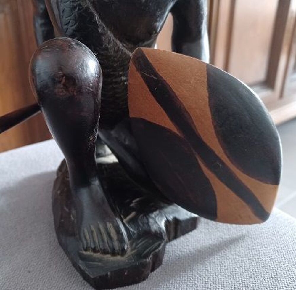 Figurine africaine, guerrier Massa&iuml;, en bois dur sculpt&eacute; 