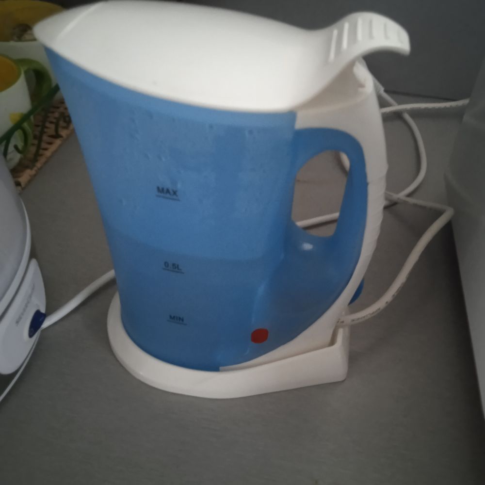 Petite bouilloire bleue 1 litre tr&egrave;s bon &eacute;tat Electroménager