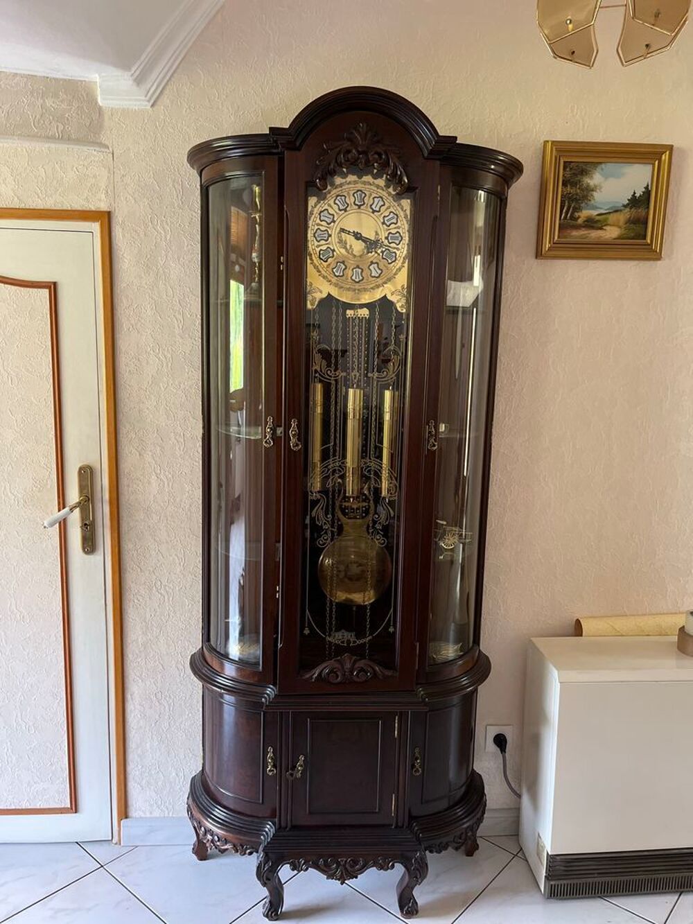 Comtoise horloge deco et en parfait &eacute;tat. Luminaire int&eacute;gr&eacute;. dimensions : Hauteur 2m Largeur 85cm Profondeur 32cm. d&eacute;montable en 2 parties. Meubles